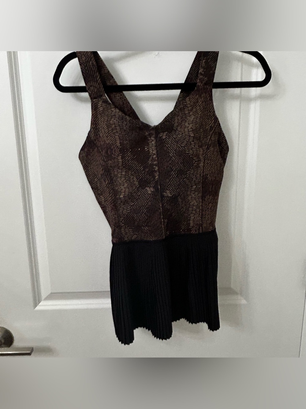Lululemon Brown Textured V-Neck Sleeveless athletic Top with Black Pleats